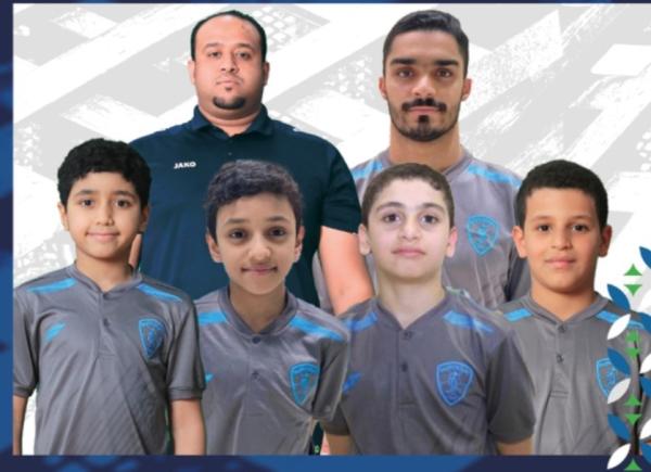 لاعبو ومدرب سباحة الفتح في معسكر الأخضر