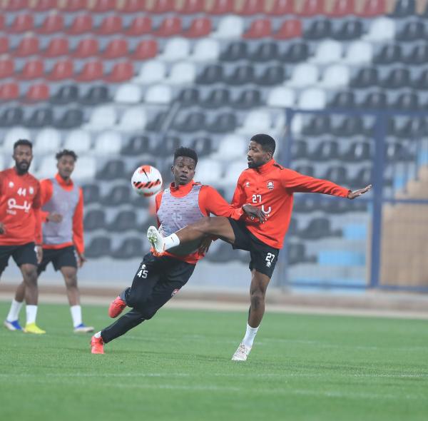 الرائد يطبق تكتيك الهلال