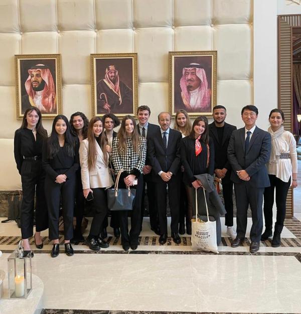 السفير «الرويلي» يستعرض النهضة التنموية التي تمر بها المملكة