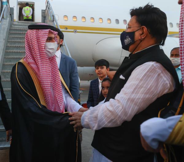 وزير الخارجية يصل إلى العاصمة البنغلاديشية 