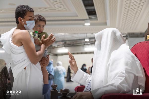 32 شيخا للإجابة عن شؤون السائلين بالمسجد الحرام 