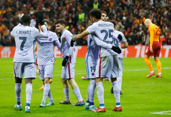 برشلونة يفلت من كمين جالطة سراي