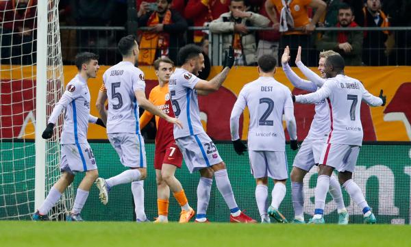 برشلونة يفلت من كمين جالطة سراي