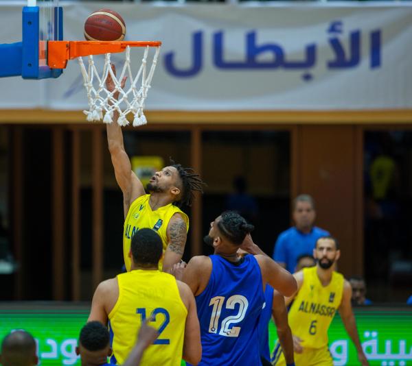 النصر يجبر الهلال على الفاصلة