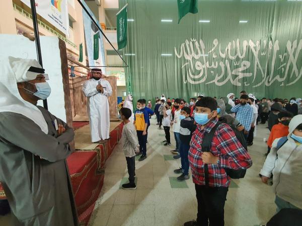 بالصور.. العودة الحضورية للمدارس بطابور صباحي