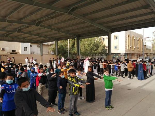 بالصور.. العودة الحضورية للمدارس بطابور صباحي