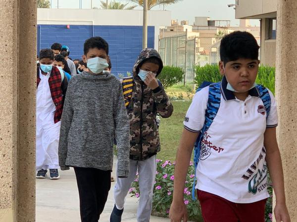 بالصور.. العودة الحضورية للمدارس بطابور صباحي