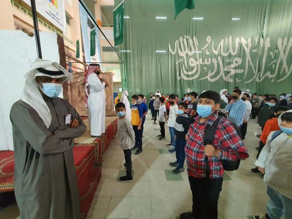 بالصور.. العودة الحضورية للمدارس بطابور صباحي