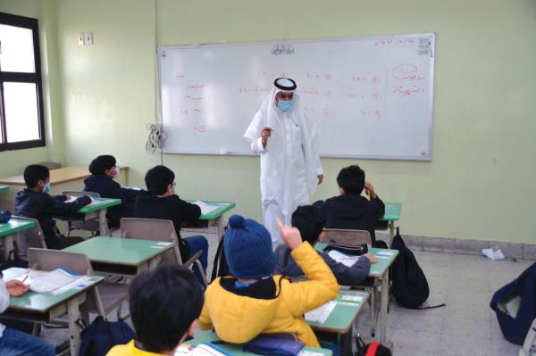 أول أيام الفصل الثالث.. الطابور كامل العدد