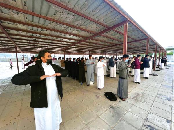 أول أيام الفصل الثالث.. الطابور كامل العدد