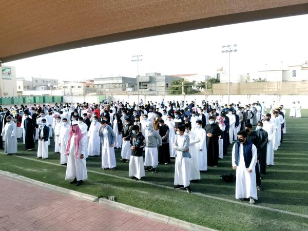 أول أيام الفصل الثالث.. الطابور كامل العدد