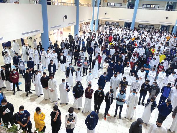 أول أيام الفصل الثالث.. الطابور كامل العدد