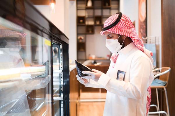 إغلاق 3 منشآت تجارية مخالفة بالباحة