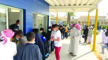 أول أيام الفصل الثالث.. الطابور كامل العدد