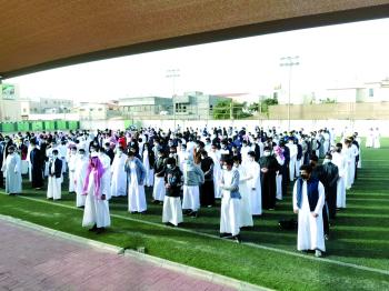 أول أيام الفصل الثالث.. الطابور كامل العدد