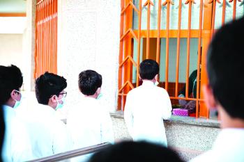 أول أيام الفصل الثالث.. الطابور كامل العدد