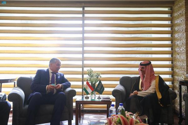 وزير الخارجية يستعرض العلاقات مع نظيره الطاجيكي