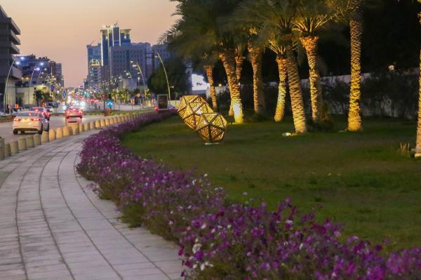 1700 كشاف لإضاءة أشجار الخبر