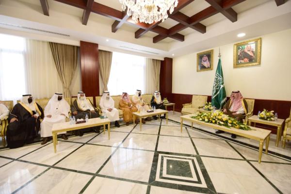 محافظ الأحساء يبحث أنشطة «حفظ النعمة»