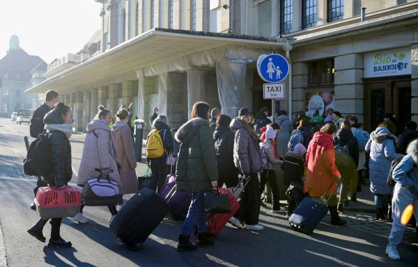 لاجئون فارون من الحرب يصلون إلى المحطة المركزية في جويرليتس الألمانية (د ب أ)