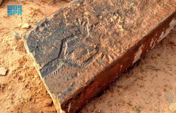 «الفنون الصخرية».. رسومات أثرية وسط الرمال الذهبية في الغضا
