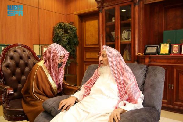 المفتي يطلع على أعمال «الشؤون الإسلامية»