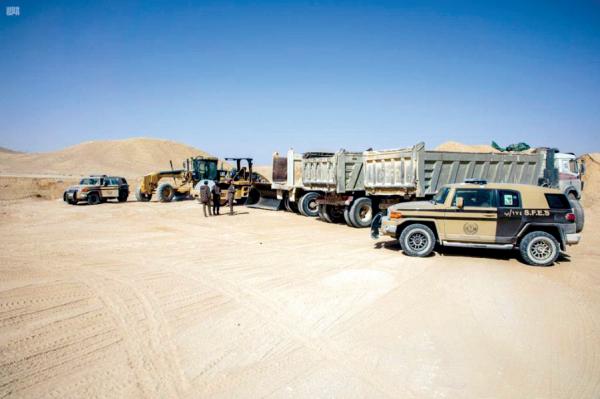 الإطاحة بـ 16 مخالفا يجرفون التربة بالرياض