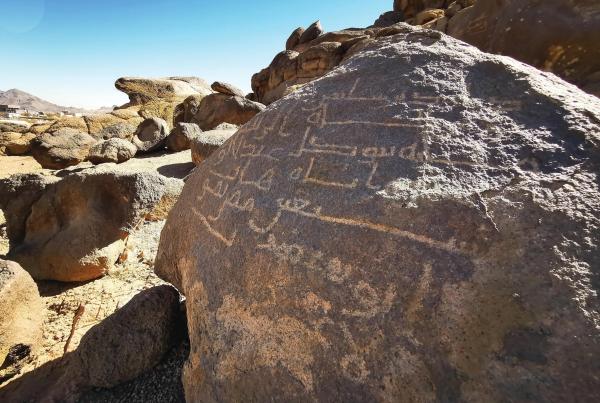 «النقوش الصخرية».. دلائل الموروث الإنساني بنجران