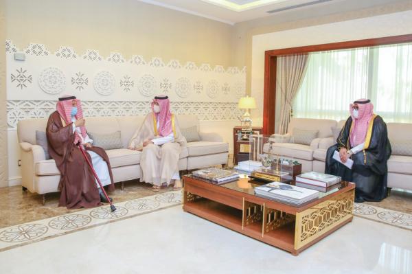 .. ويطمئن على صحة «خليل الزياني»