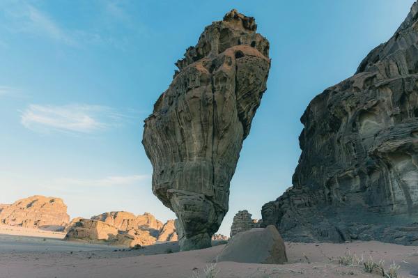 «الكتلة الصخرية».. معلم سياحي فريد بصحراء حسمى