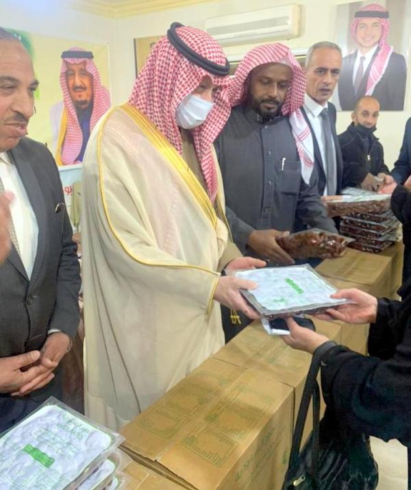 توزيع هدية خادم الحرمين من التمور الفاخرة بالأردن