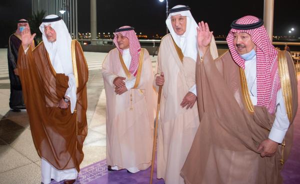 خادم الحرمين الشريفين يصل جدة قادماً من الرياض