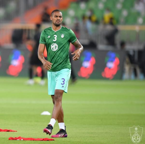 العروض تغري الأهلي!