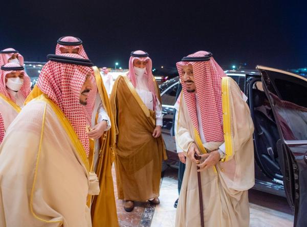 خادم الحرمين الشريفين يصل جدة قادما من الرياض