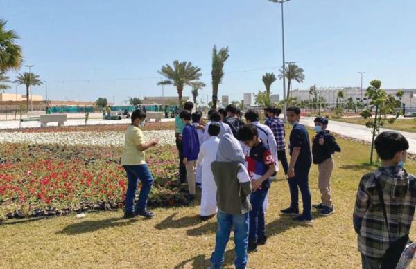 90 طالبا يتعرفون على أنواع الزهور بـ«عنك»