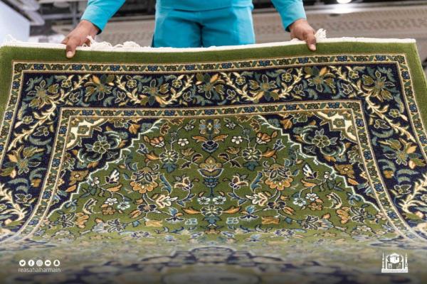 فرش 25 ألف سجادة جديدة بالمسجد الحرام