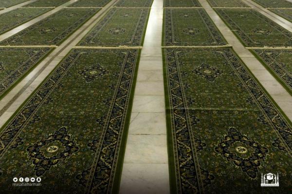 فرش 25 ألف سجادة جديدة بالمسجد الحرام