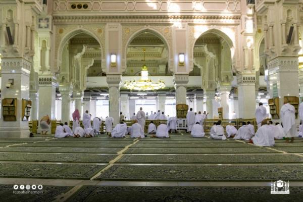 فرش 25 ألف سجادة جديدة بالمسجد الحرام