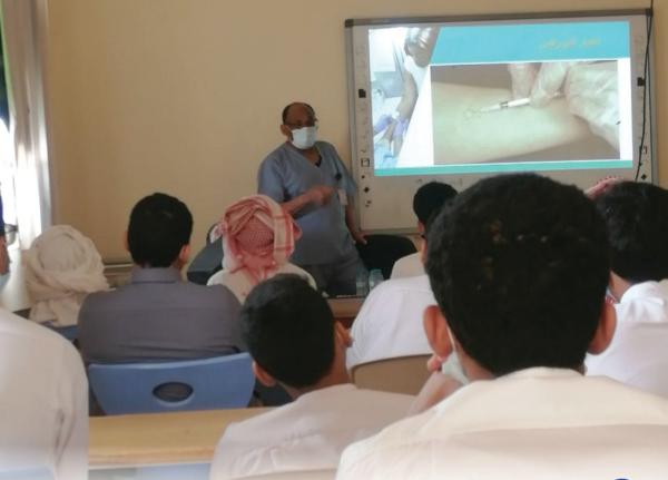 100 طالب في محاضرة توعوية عن الدرن