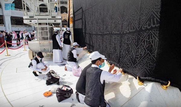 صيانة يومية لثوب الكعبة المشرفة