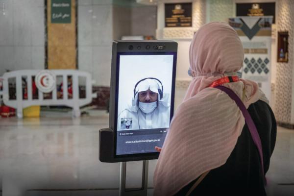 روبوت ذكي لتوجيه المعتمرين