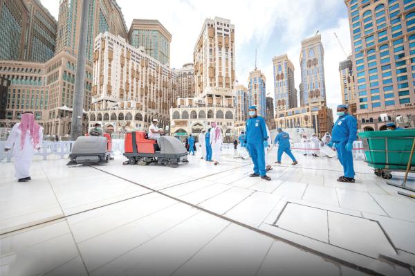 فرش 25 ألف سجادة بالبيت العتيق