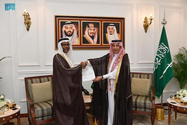 «الخارجية» تسلم الإجازة القنصلية لقنصل البحرين العام
