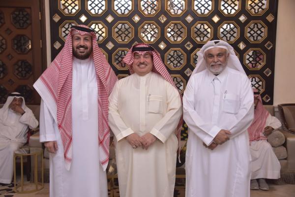 مجلس عايض القحطاني.. أجواء ودية ومعرفية متجذرة في الأصالة