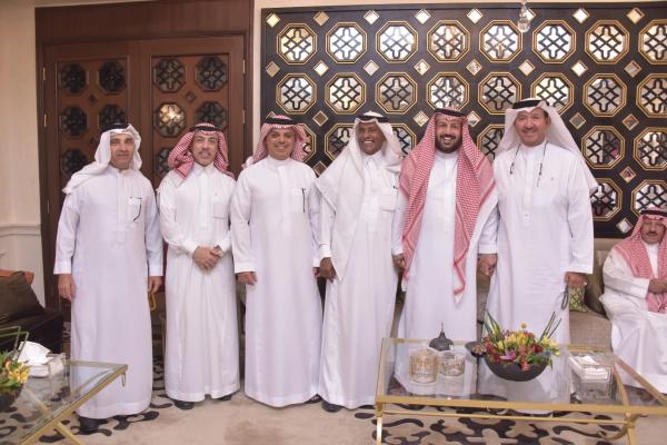 مجلس عايض القحطاني.. أجواء ودية ومعرفية متجذرة في الأصالة
