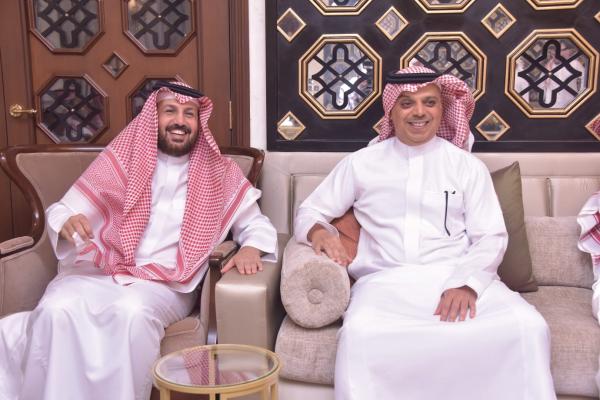 مجلس عايض القحطاني.. أجواء ودية ومعرفية متجذرة في الأصالة