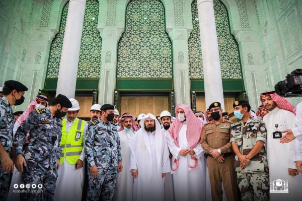 بالصور.. «السديس» يفتتح «باب الملك عبدالعزيز» بالحرم