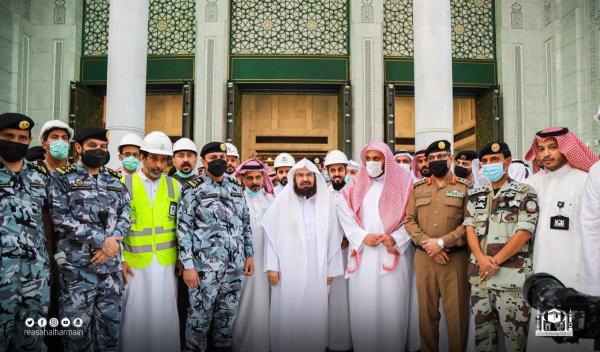 بالصور.. «السديس» يفتتح «باب الملك عبدالعزيز» بالحرم