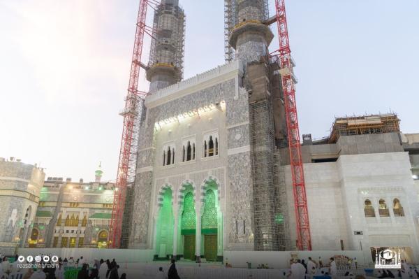 بالصور.. «السديس» يفتتح «باب الملك عبدالعزيز» بالحرم