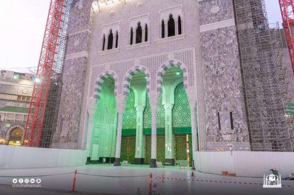 بالصور.. «السديس» يفتتح «باب الملك عبدالعزيز» بالحرم